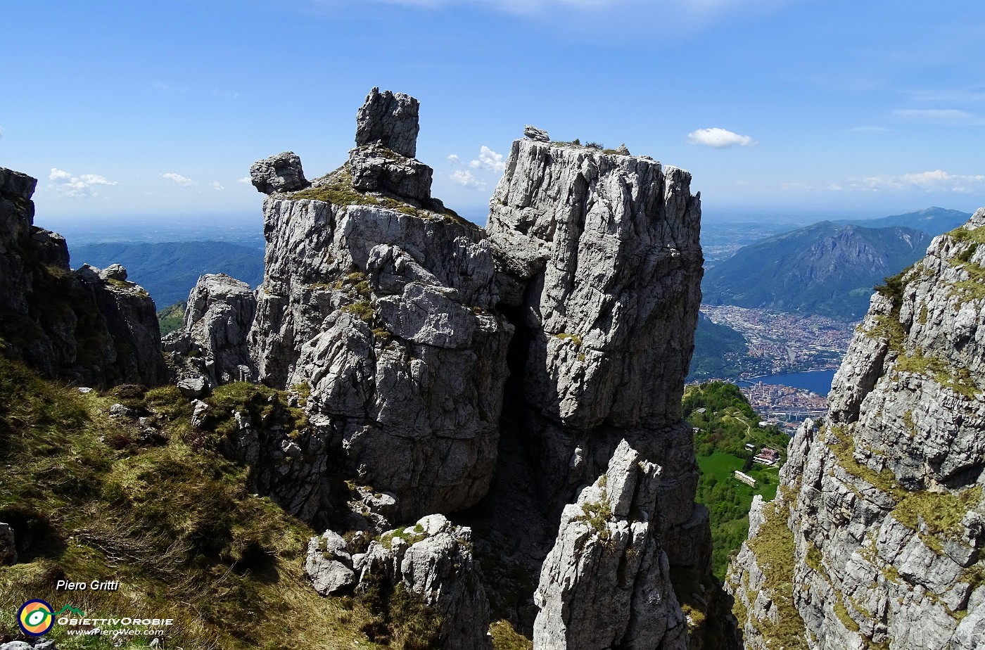 57 Vista tra torrioni su Lago, Valmadrera e Moregallo.JPG -                                